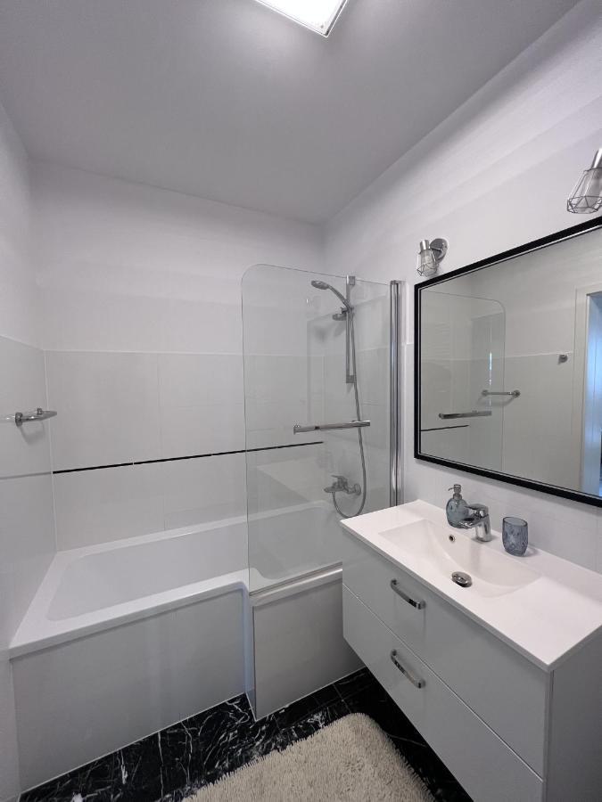 Apartament Z Tarasem Na Osiedlu Rakownica Jelenia Gora Exterior photo